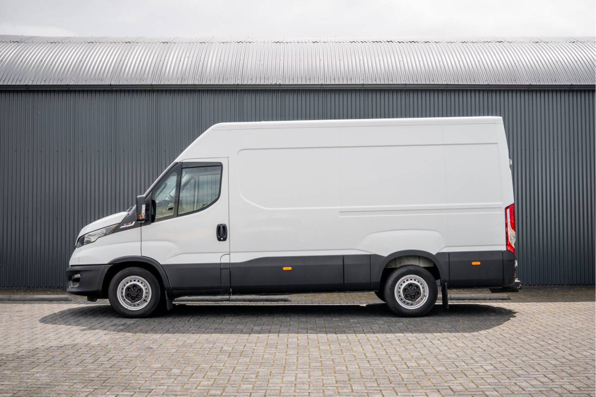 Iveco Daily Iveco Daily 35S18 175 PK 3.0 Liter! | Automaat | 3.500 KG trekgewicht | Camera | Cruise | Airco | Trekhaak | 3-Zits