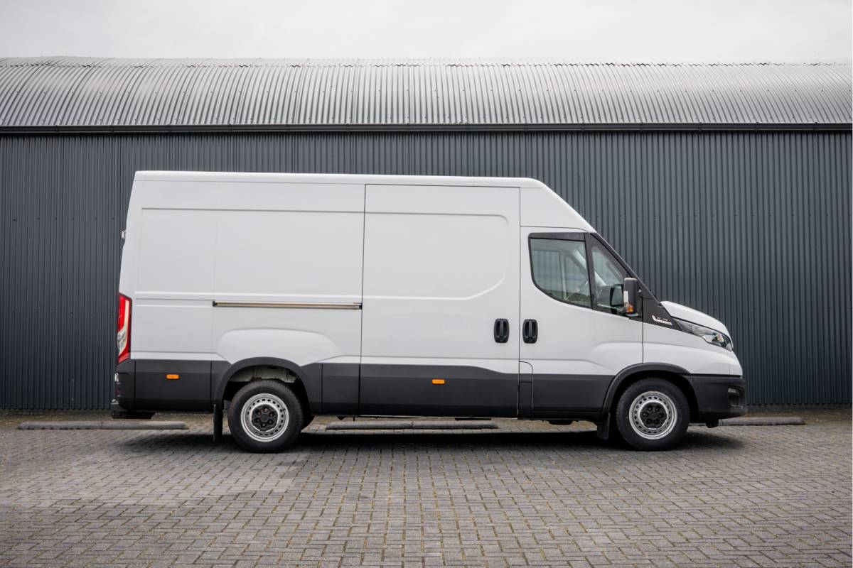Iveco Daily Iveco Daily 35S18 175 PK 3.0 Liter! | Automaat | 3.500 KG trekgewicht | Camera | Cruise | Airco | Trekhaak | 3-Zits