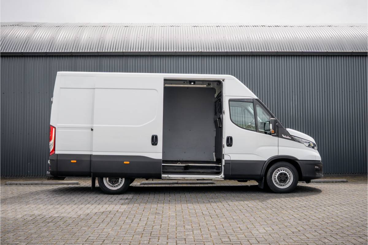 Iveco Daily Iveco Daily 35S18 175 PK 3.0 Liter! | Automaat | 3.500 KG trekgewicht | Camera | Cruise | Airco | Trekhaak | 3-Zits