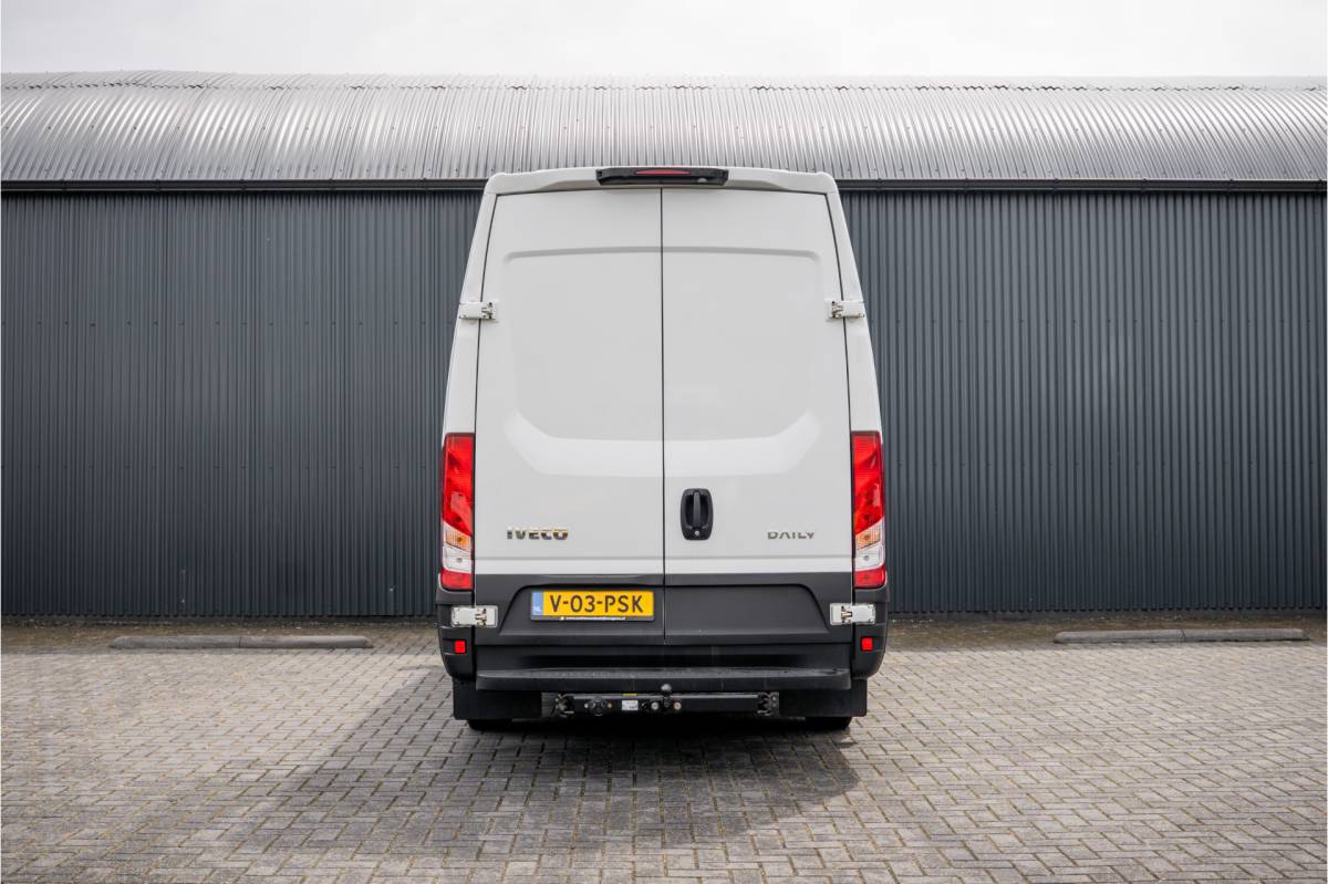 Iveco Daily Iveco Daily 35S18 175 PK 3.0 Liter! | Automaat | 3.500 KG trekgewicht | Camera | Cruise | Airco | Trekhaak | 3-Zits