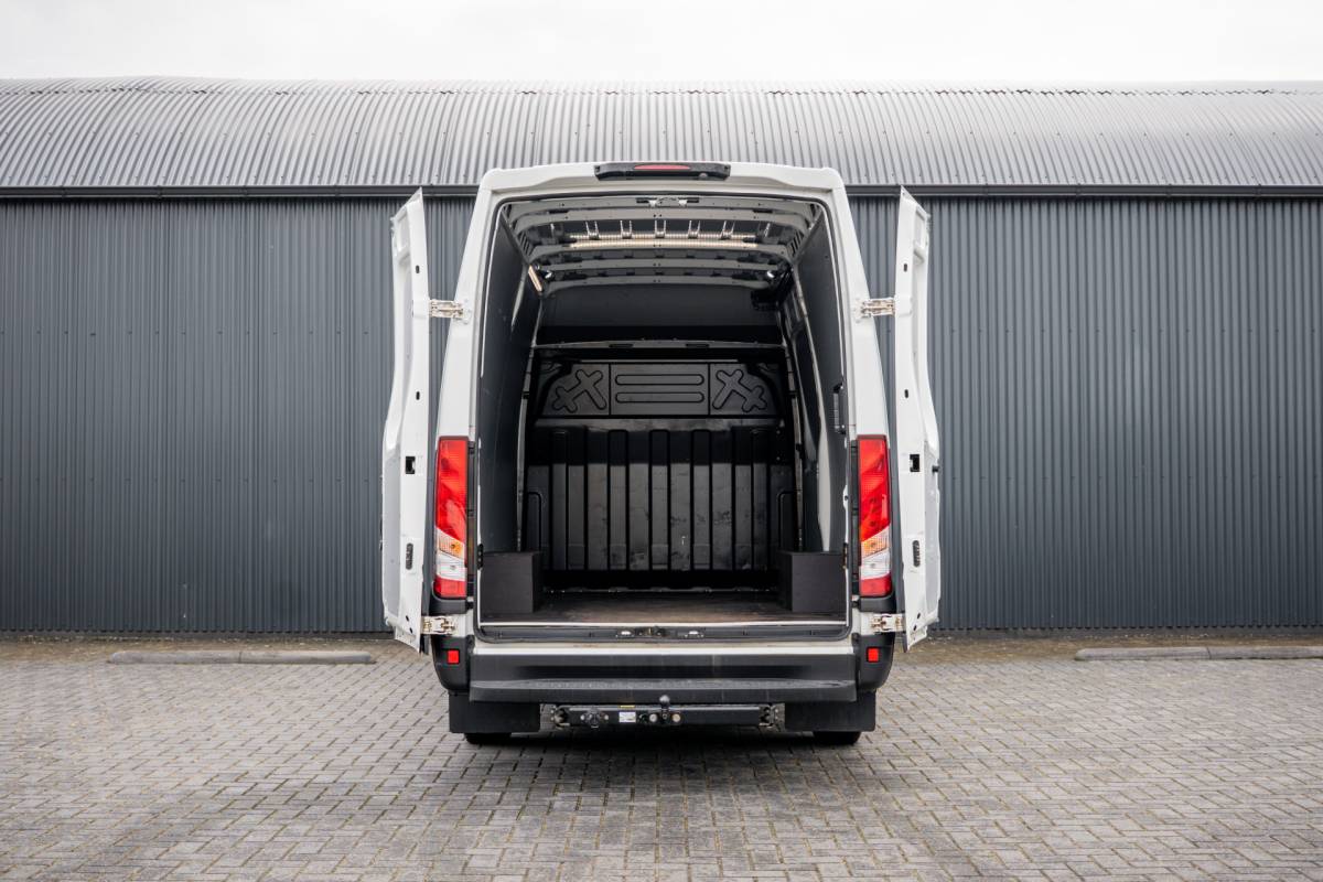 Iveco Daily Iveco Daily 35S18 175 PK 3.0 Liter! | Automaat | 3.500 KG trekgewicht | Camera | Cruise | Airco | Trekhaak | 3-Zits