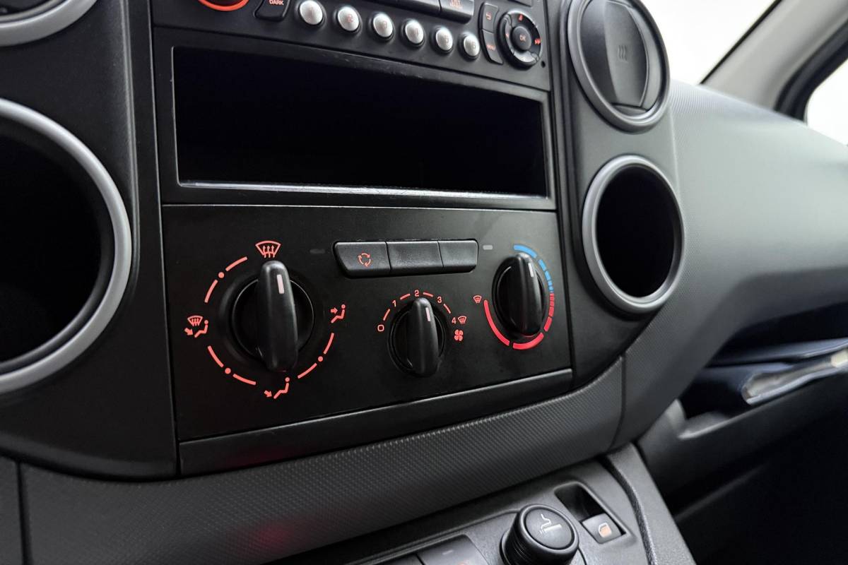 Peugeot Partner Peugeot Partner 120 1.6 HDi 75 L1 XR | Trekhaak | Airco | Centrale deurvergrendeling | Twee-zits bijrijdersbank | Nette auto