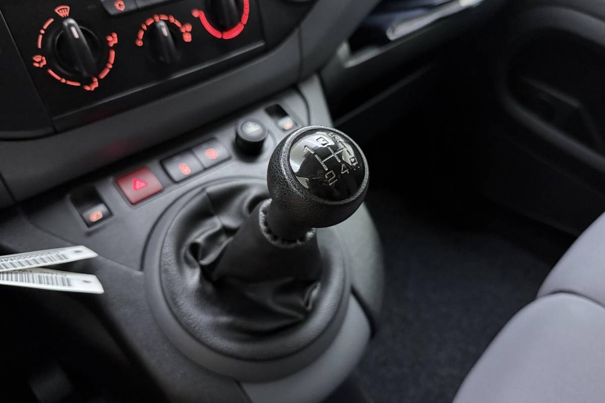 Peugeot Partner Peugeot Partner 120 1.6 HDi 75 L1 XR | Trekhaak | Airco | Centrale deurvergrendeling | Twee-zits bijrijdersbank | Nette auto