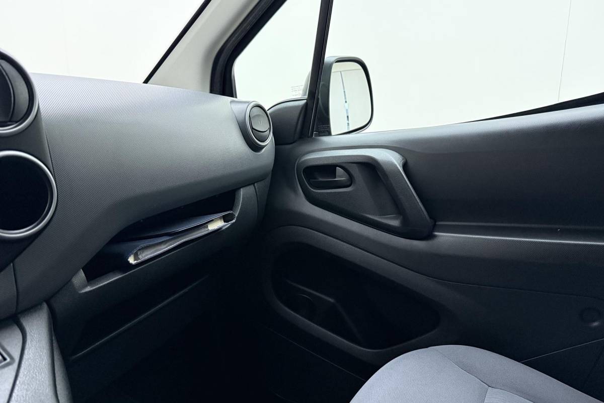 Peugeot Partner Peugeot Partner 120 1.6 HDi 75 L1 XR | Trekhaak | Airco | Centrale deurvergrendeling | Twee-zits bijrijdersbank | Nette auto
