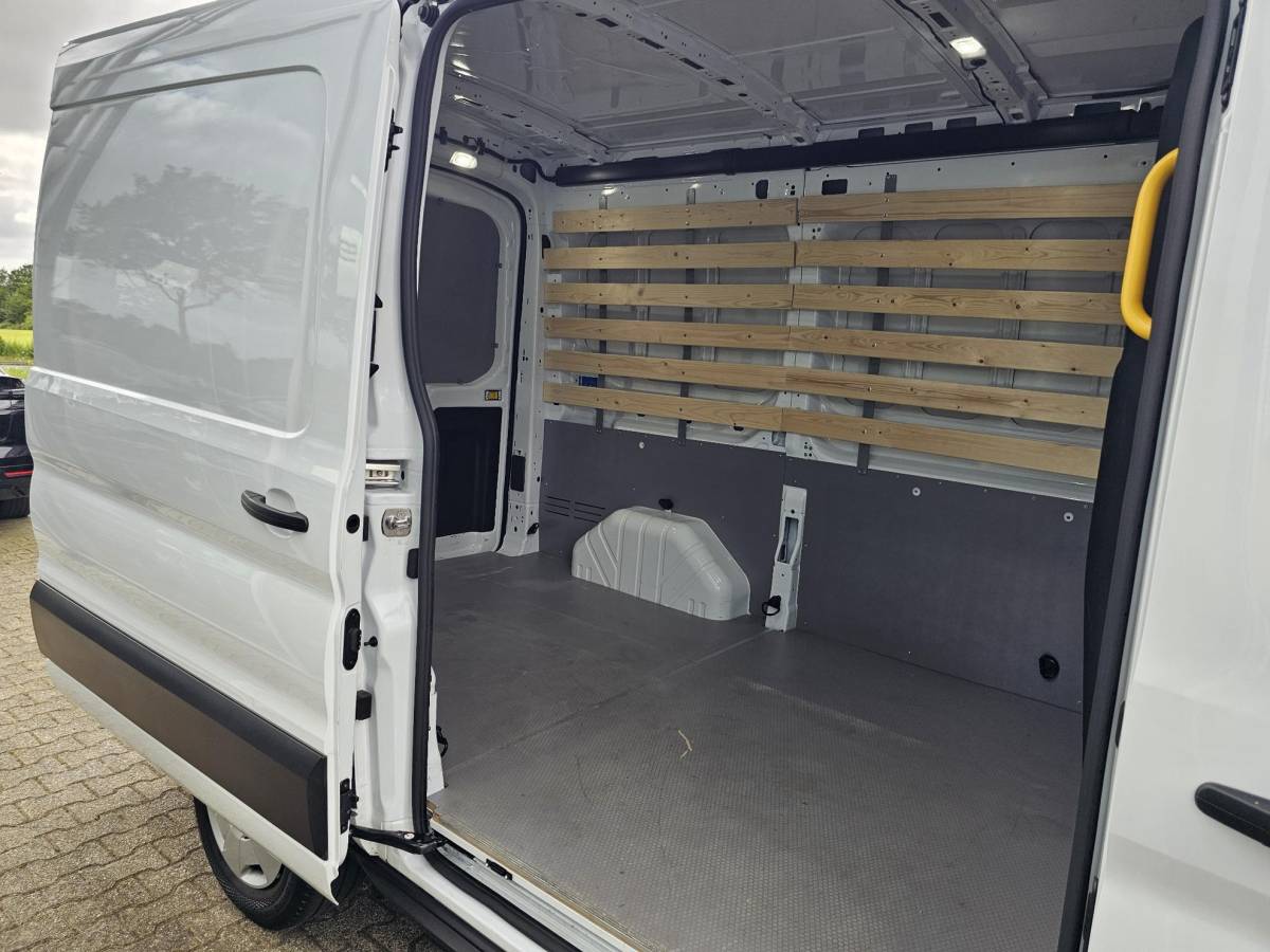 Ford Transit Ford Transit 310 2.0 TDCI L2H2 Trend Achteruitrijcamera | Betimmerde Laadruimte | Trekhaak | Airco | Navigatie | Adaptieve Cruise Control | Stoelverwarming etc.