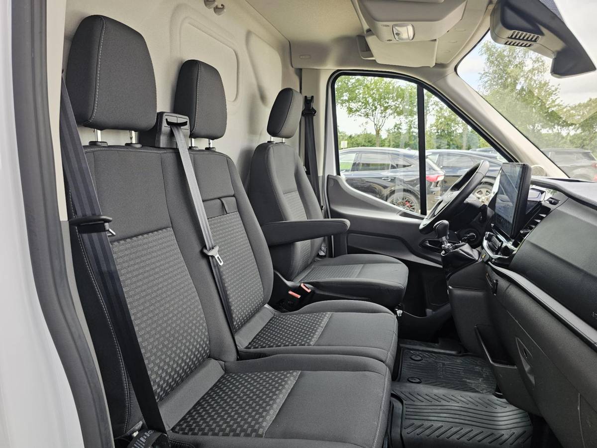 Ford Transit Ford Transit 310 2.0 TDCI L2H2 Trend Achteruitrijcamera | Betimmerde Laadruimte | Trekhaak | Airco | Navigatie | Adaptieve Cruise Control | Stoelverwarming etc.