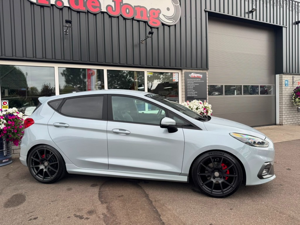 Ford Fiesta Ford Fiesta 1.5 ECOB. ST-3, Revo KW V3 Recaro Carplay Winterpack B&O Deurbeschermers