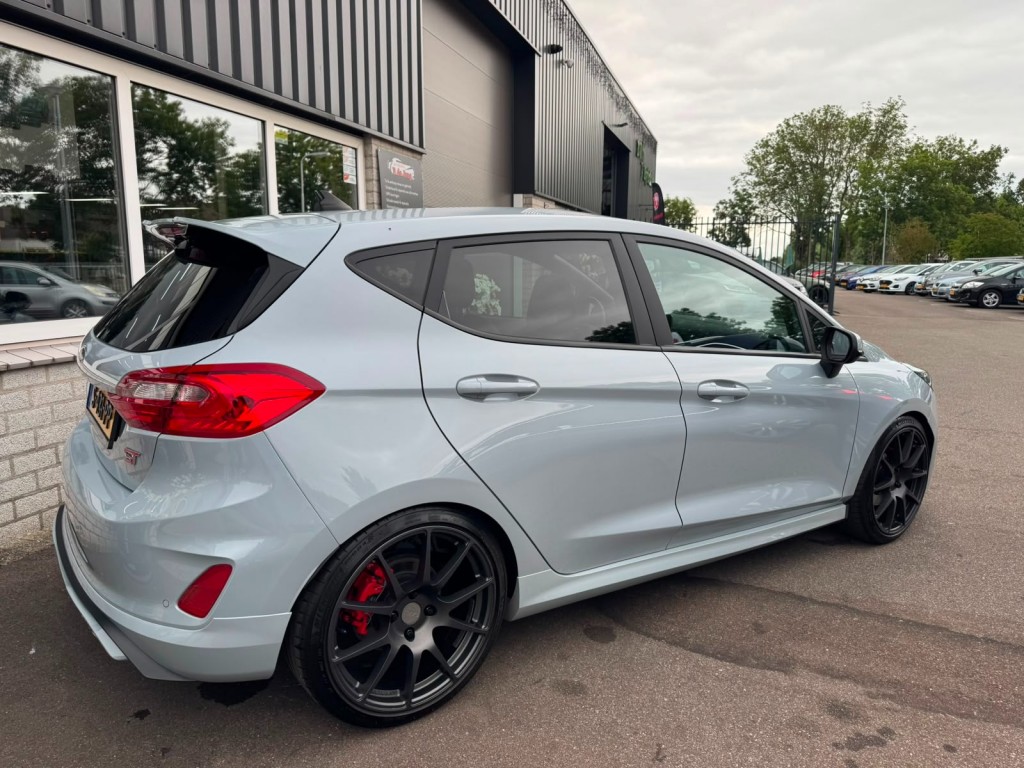 Ford Fiesta Ford Fiesta 1.5 ECOB. ST-3, Revo KW V3 Recaro Carplay Winterpack B&O Deurbeschermers