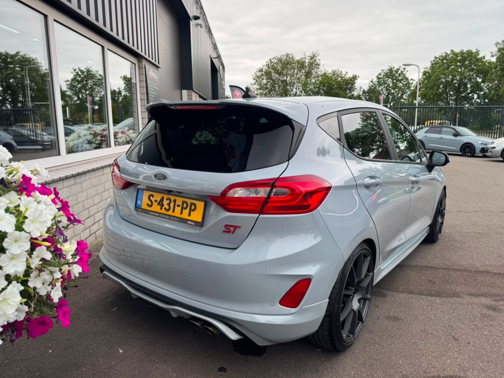 Ford Fiesta Ford Fiesta 1.5 ECOB. ST-3, Revo KW V3 Recaro Carplay Winterpack B&O Deurbeschermers