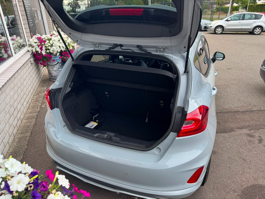 Ford Fiesta Ford Fiesta 1.5 ECOB. ST-3, Revo KW V3 Recaro Carplay Winterpack B&O Deurbeschermers