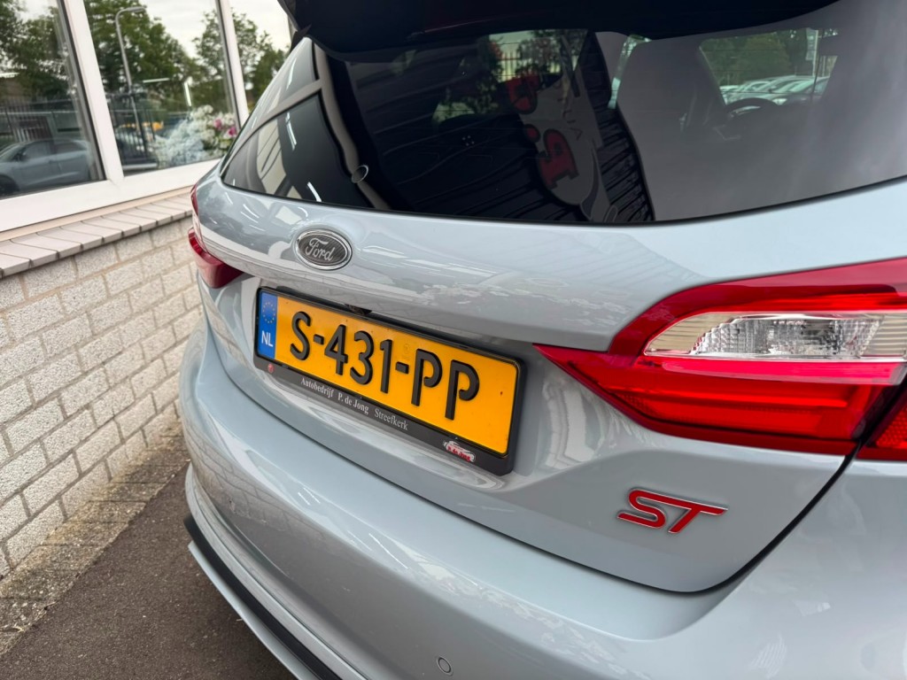 Ford Fiesta Ford Fiesta 1.5 ECOB. ST-3, Revo KW V3 Recaro Carplay Winterpack B&O Deurbeschermers