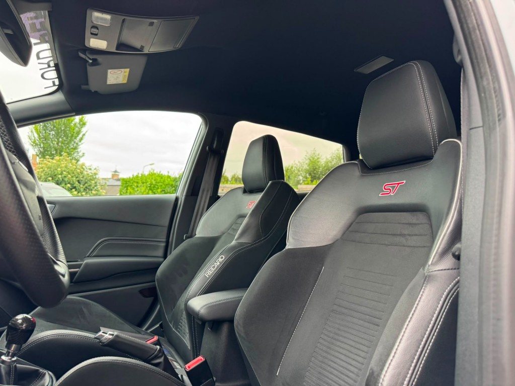 Ford Fiesta Ford Fiesta 1.5 ECOB. ST-3, Revo KW V3 Recaro Carplay Winterpack B&O Deurbeschermers