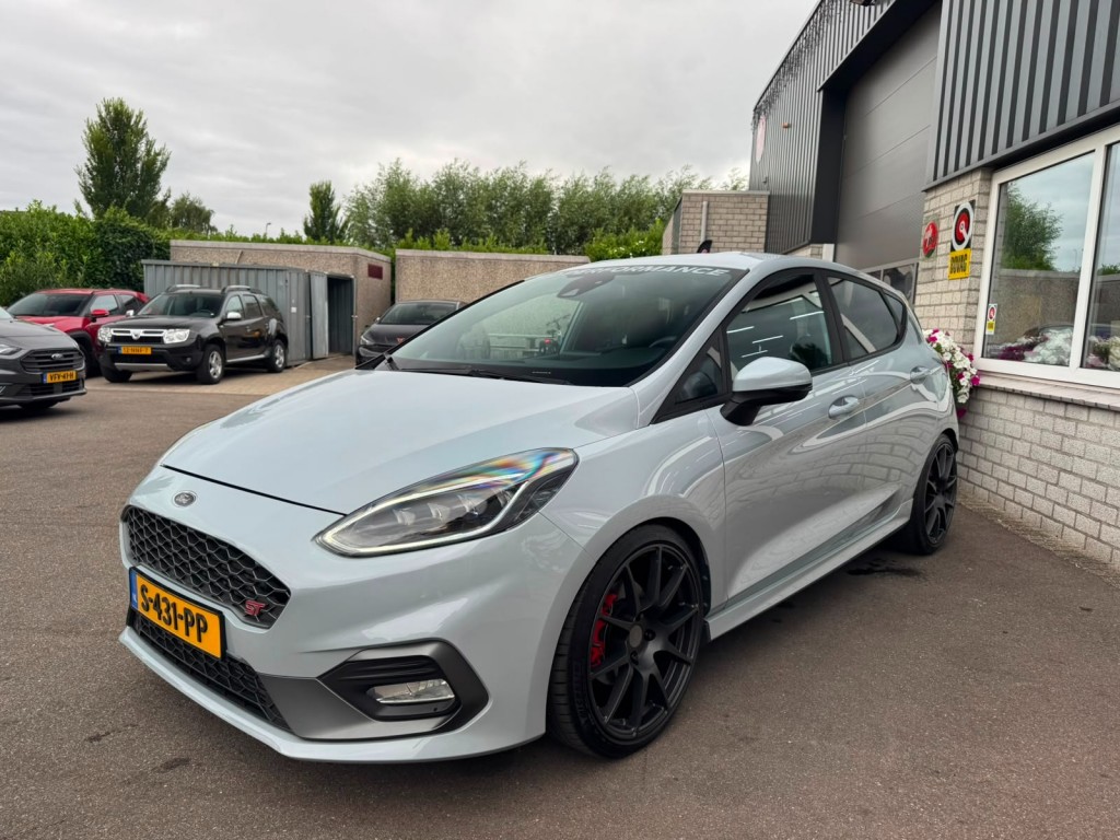 Ford Fiesta Ford Fiesta 1.5 ECOB. ST-3, Revo KW V3 Recaro Carplay Winterpack B&O Deurbeschermers