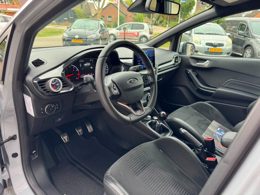 Ford Fiesta Ford Fiesta 1.5 ECOB. ST-3, Revo KW V3 Recaro Carplay Winterpack B&O Deurbeschermers
