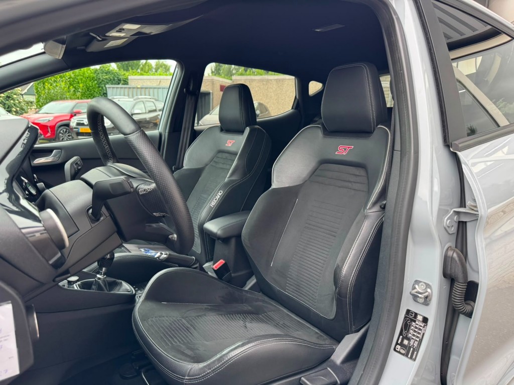 Ford Fiesta Ford Fiesta 1.5 ECOB. ST-3, Revo KW V3 Recaro Carplay Winterpack B&O Deurbeschermers