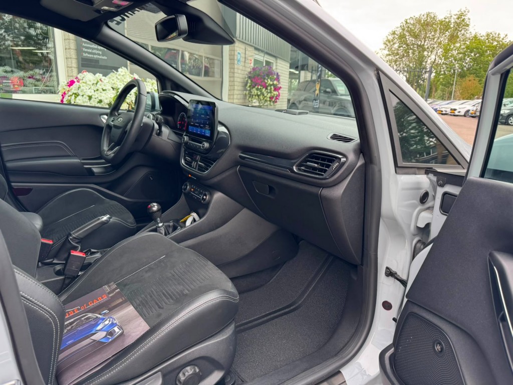 Ford Fiesta Ford Fiesta 1.5 ECOB. ST-3, Revo KW V3 Recaro Carplay Winterpack B&O Deurbeschermers