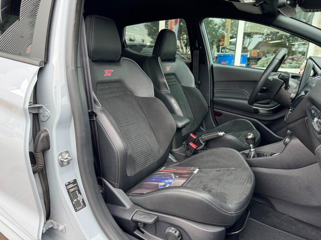 Ford Fiesta Ford Fiesta 1.5 ECOB. ST-3, Revo KW V3 Recaro Carplay Winterpack B&O Deurbeschermers