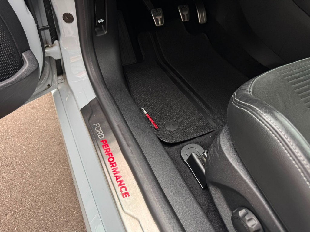 Ford Fiesta Ford Fiesta 1.5 ECOB. ST-3, Revo KW V3 Recaro Carplay Winterpack B&O Deurbeschermers