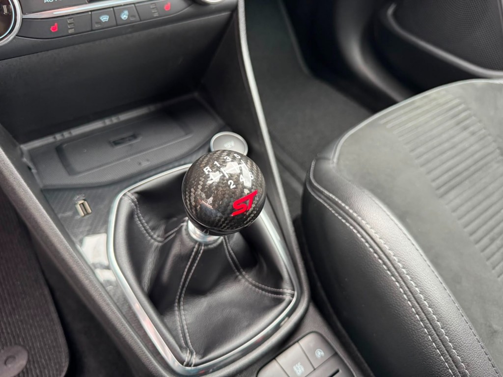 Ford Fiesta Ford Fiesta 1.5 ECOB. ST-3, Revo KW V3 Recaro Carplay Winterpack B&O Deurbeschermers