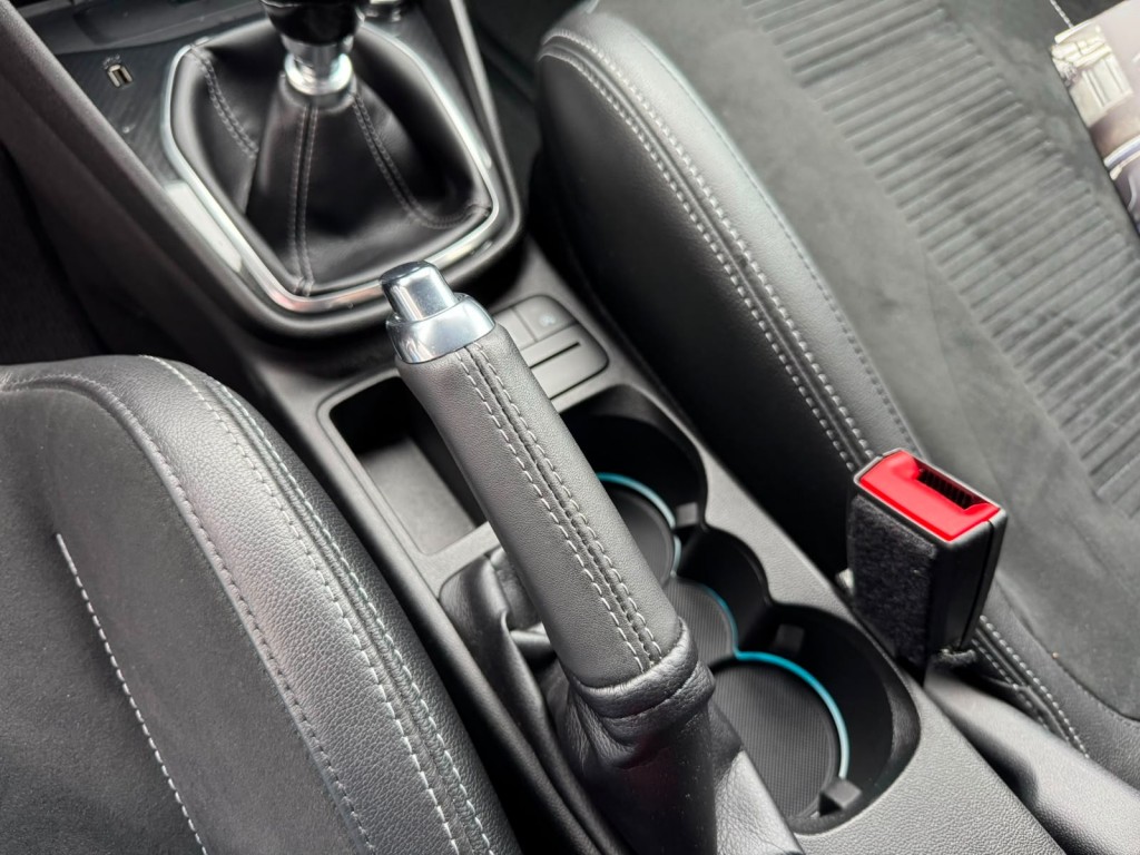 Ford Fiesta Ford Fiesta 1.5 ECOB. ST-3, Revo KW V3 Recaro Carplay Winterpack B&O Deurbeschermers