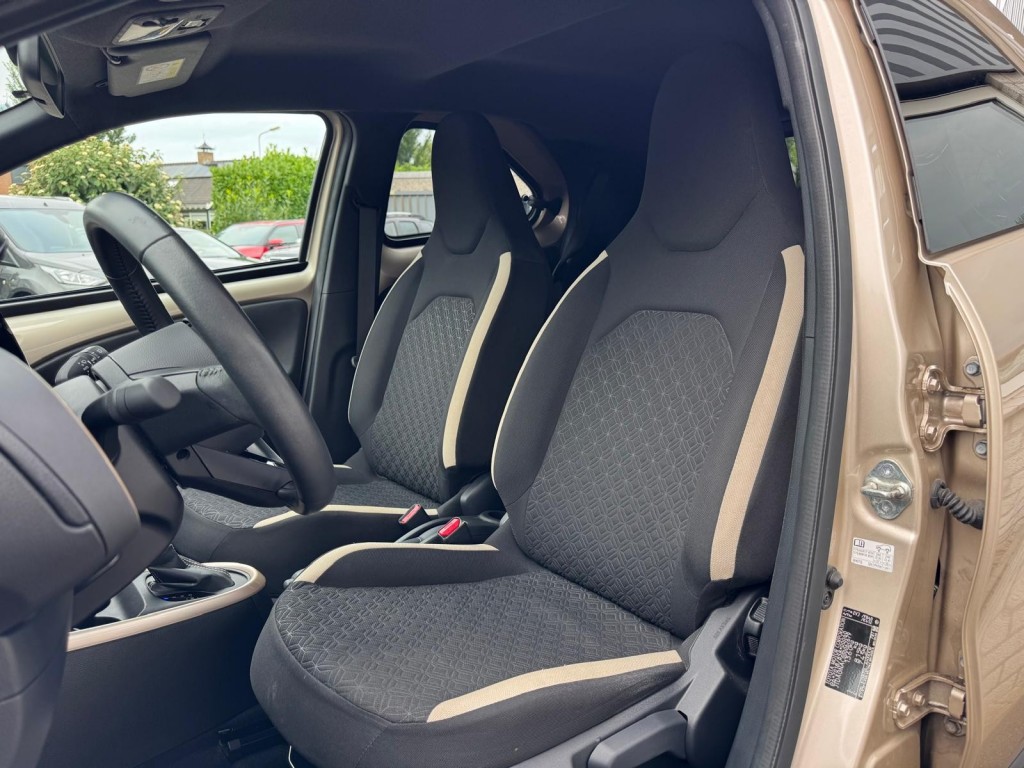 Toyota Aygo Toyota Aygo X 1.0 VVT-I S-CVT ENVY TwoTone Carplay Camera PDC ACC Stoelverwarming!