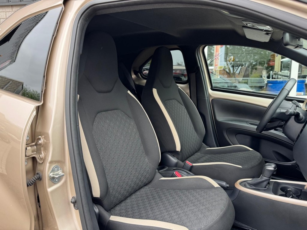Toyota Aygo Toyota Aygo X 1.0 VVT-I S-CVT ENVY TwoTone Carplay Camera PDC ACC Stoelverwarming!