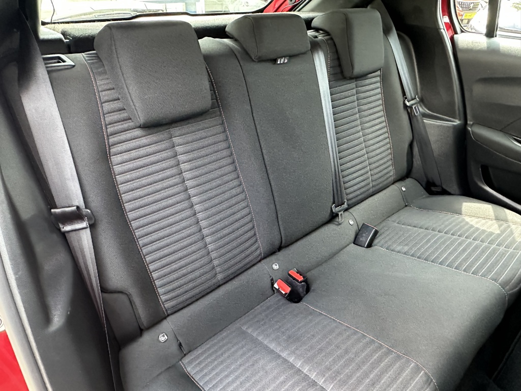 Peugeot 208 Peugeot 208 1.2  Active Pack 100 PK  |  Nieuwe Distributieriem | CarPlay | Navi |