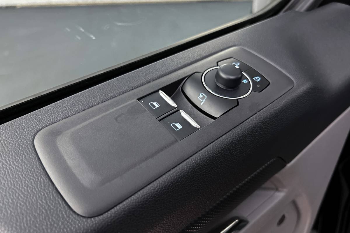 Ford  Ford E-Custom 340 L2 Raptor Sport Edition 71KWh | Lederen bekleding | 2x schuifdeur | 3-zitplaatsen | Stoelverwarming