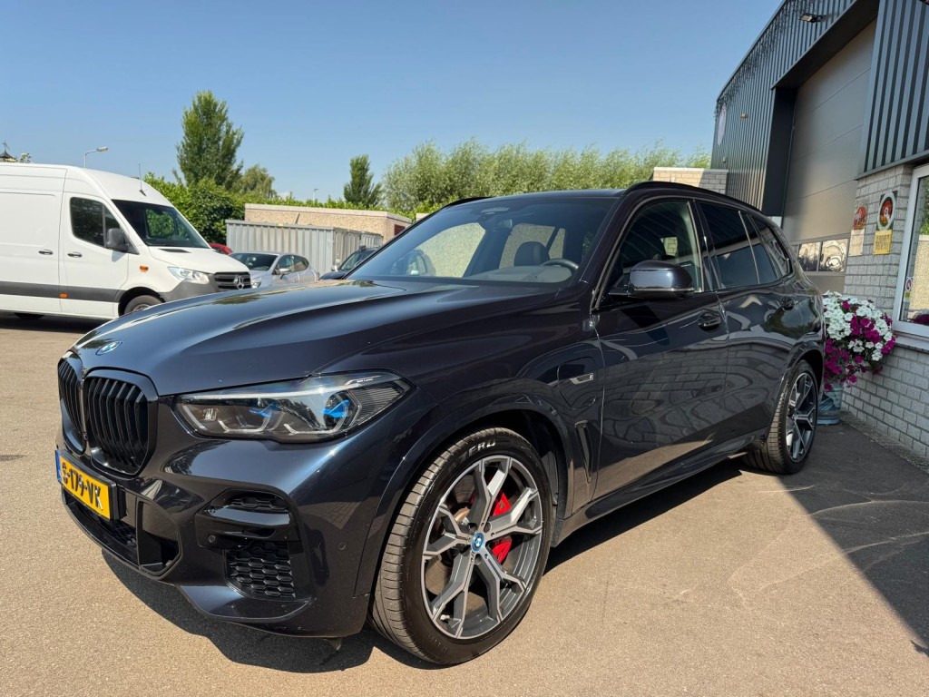 BMW X5 Bmw X5 XDRIVE45E M-Sport Bowers & Wilkins Pano Softclose Laser Trekhaak Mooi vol uitgevoerd!