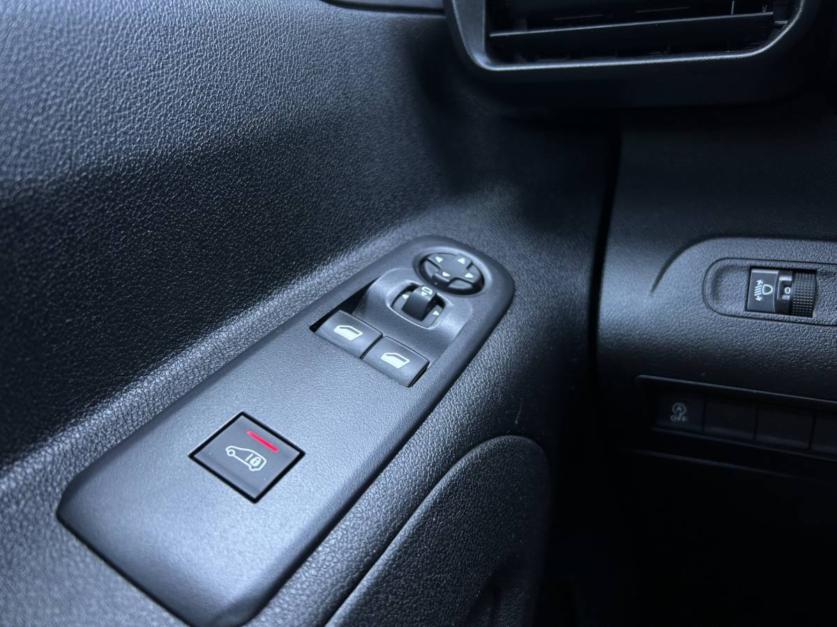 Citroën Berlingo Citroën Berlingo 1.5 BlueHDI AUTOMAAT 3 PERS CAMERA NAVI CRUISE AIRCO LMV