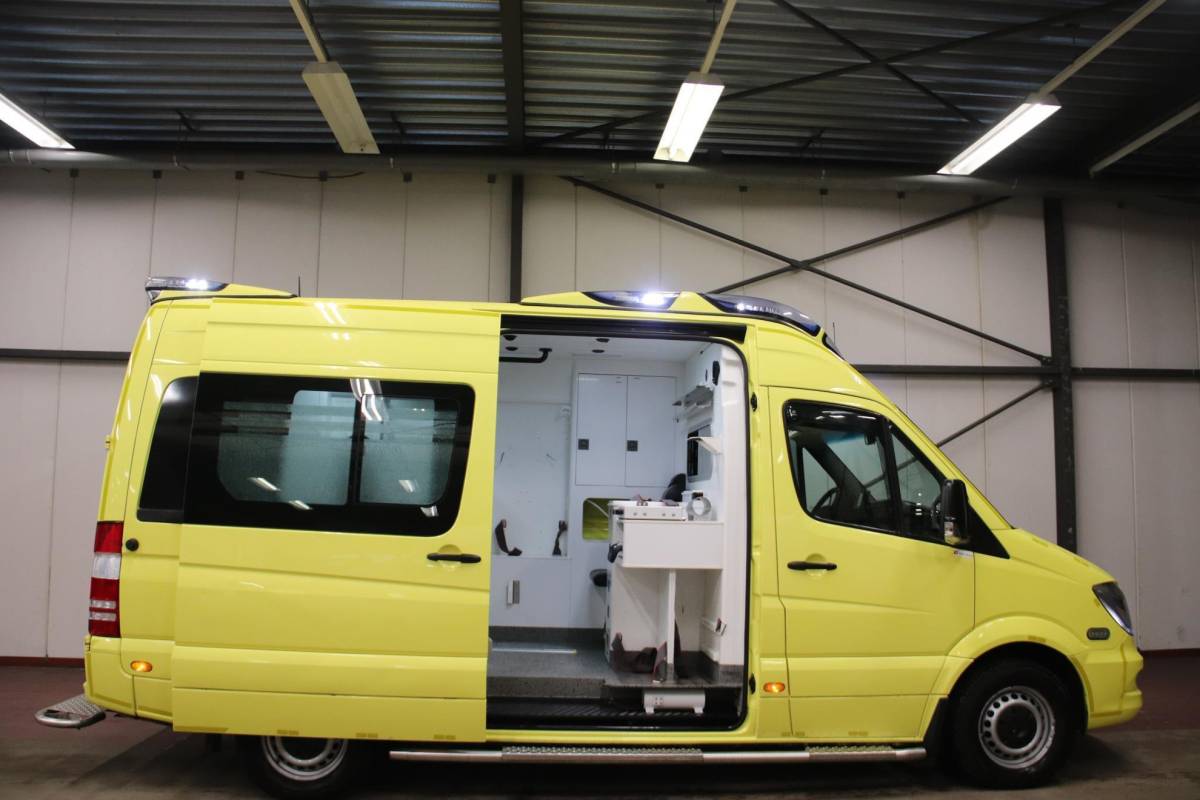 Mercedes-Benz Sprinter Mercedes-Benz Sprinter 319 CDI 190PK L2H2 AMBULANCE AUTOMAAT Mercedes-benz Sprinter 319 CDI L2H2 AMBULANCE AUTOMAAT Euro 6 Ziekenwagen Rettungswagen Krankenwagen