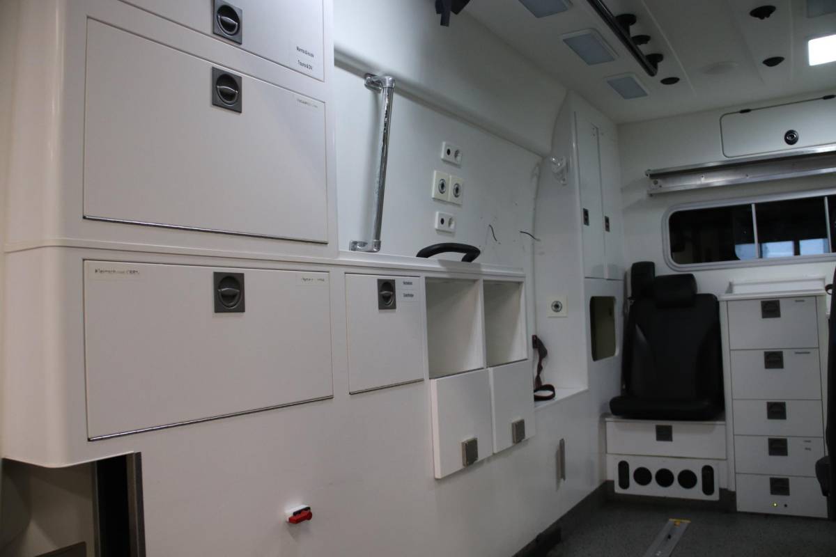 Mercedes-Benz Sprinter Mercedes-Benz Sprinter 319 CDI 190PK L2H2 AMBULANCE AUTOMAAT Mercedes-benz Sprinter 319 CDI L2H2 AMBULANCE AUTOMAAT Euro 6 Ziekenwagen Rettungswagen Krankenwagen