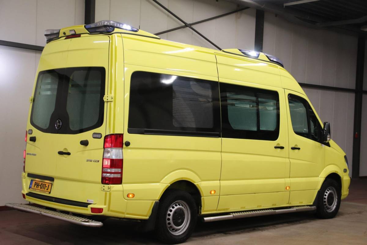 Mercedes-Benz Sprinter Mercedes-Benz Sprinter 319 CDI 190PK L2H2 AMBULANCE AUTOMAAT Mercedes-benz Sprinter 319 CDI L2H2 AMBULANCE AUTOMAAT Euro 6 Ziekenwagen Rettungswagen Krankenwagen