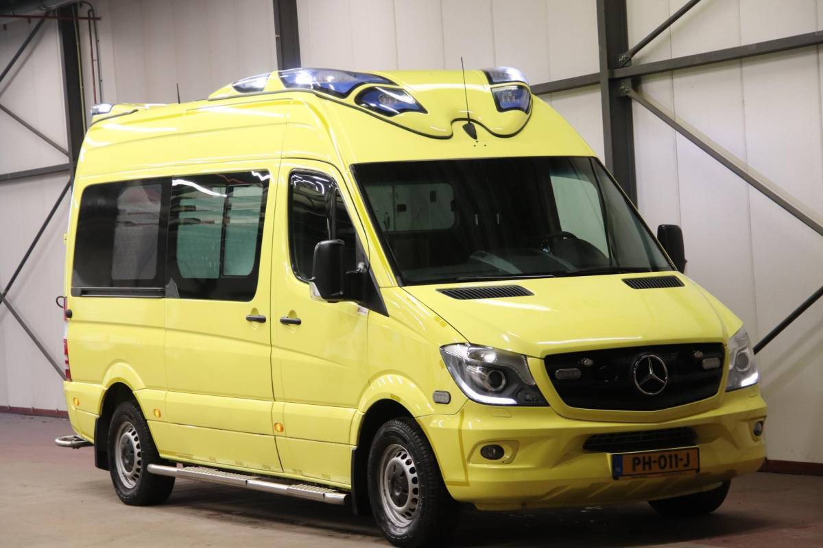 Mercedes-Benz Sprinter Mercedes-Benz Sprinter 319 CDI 190PK L2H2 AMBULANCE AUTOMAAT Mercedes-benz Sprinter 319 CDI L2H2 AMBULANCE AUTOMAAT Euro 6 Ziekenwagen Rettungswagen Krankenwagen