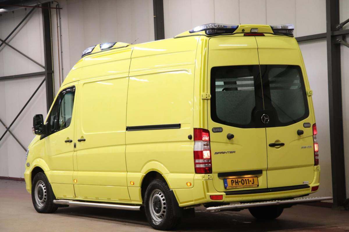 Mercedes-Benz Sprinter Mercedes-Benz Sprinter 319 CDI 190PK L2H2 AMBULANCE AUTOMAAT Mercedes-benz Sprinter 319 CDI L2H2 AMBULANCE AUTOMAAT Euro 6 Ziekenwagen Rettungswagen Krankenwagen