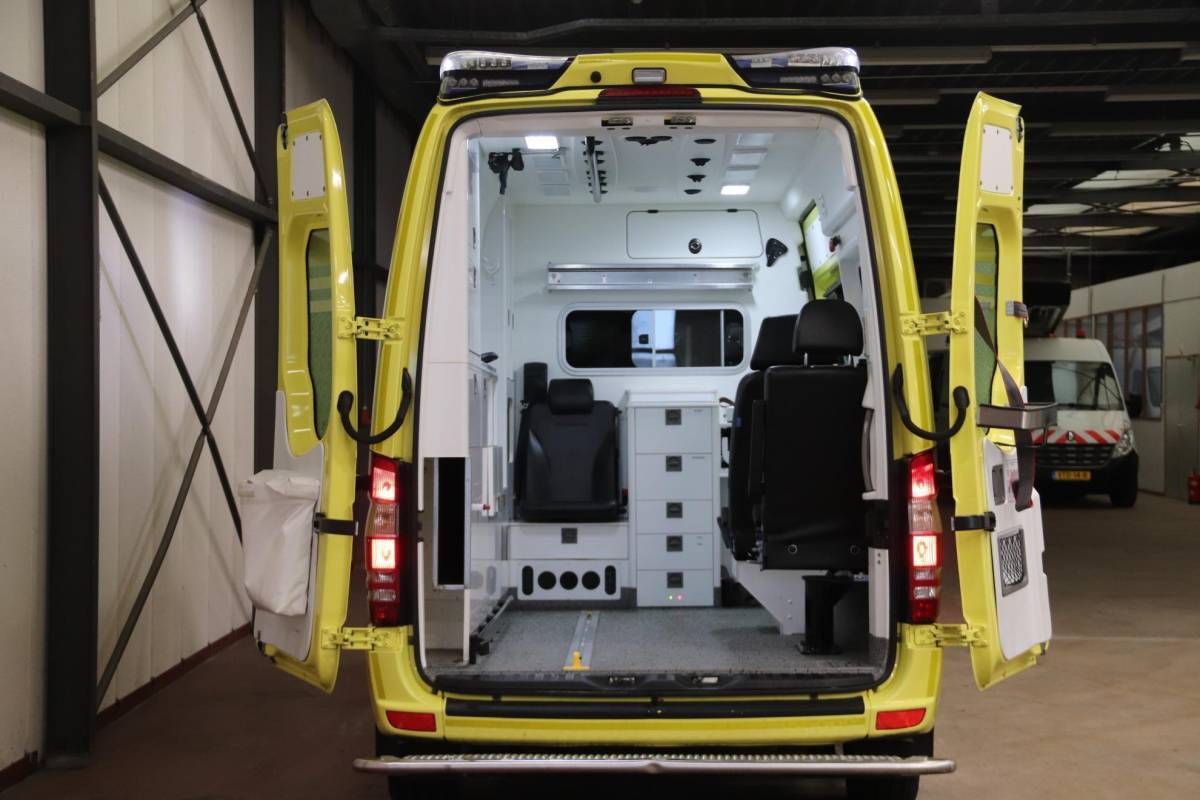 Mercedes-Benz Sprinter Mercedes-Benz Sprinter 319 CDI 190PK L2H2 AMBULANCE AUTOMAAT Mercedes-benz Sprinter 319 CDI L2H2 AMBULANCE AUTOMAAT Euro 6 Ziekenwagen Rettungswagen Krankenwagen