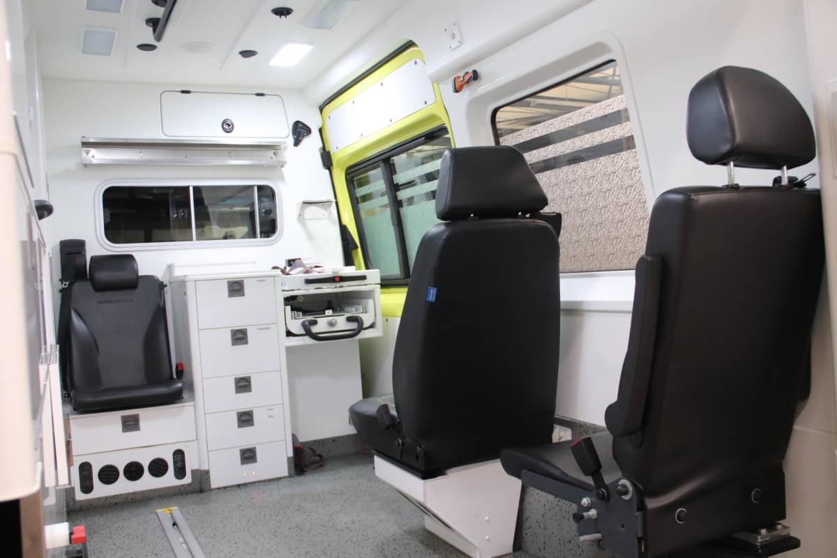 Mercedes-Benz Sprinter Mercedes-Benz Sprinter 319 CDI 190PK L2H2 AMBULANCE AUTOMAAT Mercedes-benz Sprinter 319 CDI L2H2 AMBULANCE AUTOMAAT Euro 6 Ziekenwagen Rettungswagen Krankenwagen