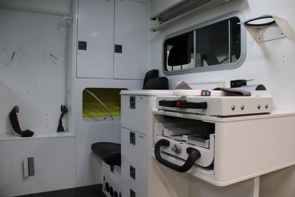 Mercedes-Benz Sprinter Mercedes-Benz Sprinter 319 CDI 190PK L2H2 AMBULANCE AUTOMAAT Mercedes-benz Sprinter 319 CDI L2H2 AMBULANCE AUTOMAAT Euro 6 Ziekenwagen Rettungswagen Krankenwagen