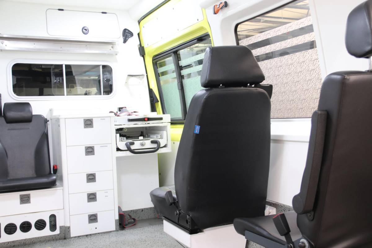 Mercedes-Benz Sprinter Mercedes-Benz Sprinter 319 CDI 190PK L2H2 AMBULANCE AUTOMAAT Mercedes-benz Sprinter 319 CDI L2H2 AMBULANCE AUTOMAAT Euro 6 Ziekenwagen Rettungswagen Krankenwagen