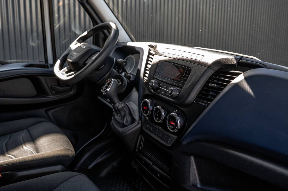 Iveco Daily Iveco Daily 35S14V 2.3 L2H2 | Automaat | 1e Eigenaar | Euro 6 | Cruise | Climate | Trekhaak