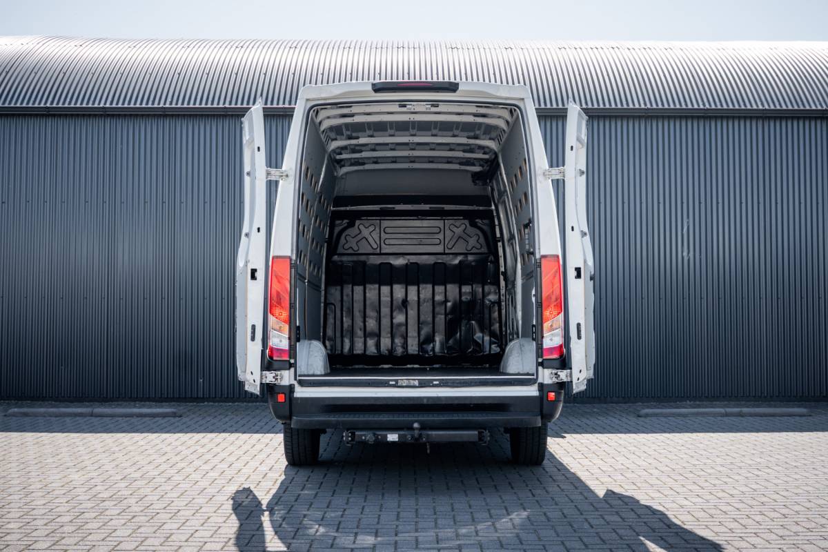 Iveco Daily Iveco Daily 35S14V 2.3 L2H2 | Automaat | 1e Eigenaar | Euro 6 | Cruise | Climate | Trekhaak