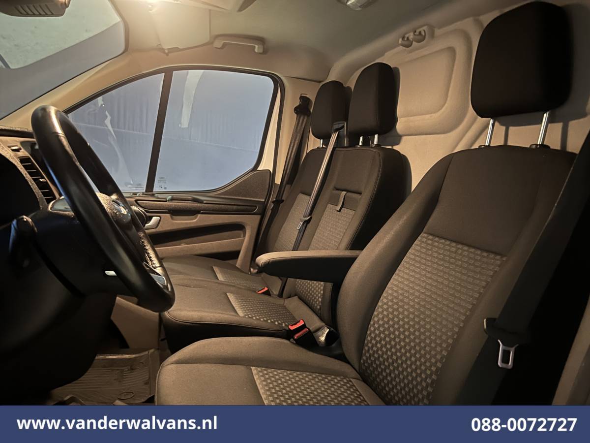 Ford Transit Custom Ford Transit Custom 2.0 TDCI L2H1 Euro6 Airco | Camera | 2800kg trekvermogen | Apple Carplay | Cruisecontrol | LED | Parkeersensoren Android Auto, Verwarmde voorruit, Bijrijdersbank