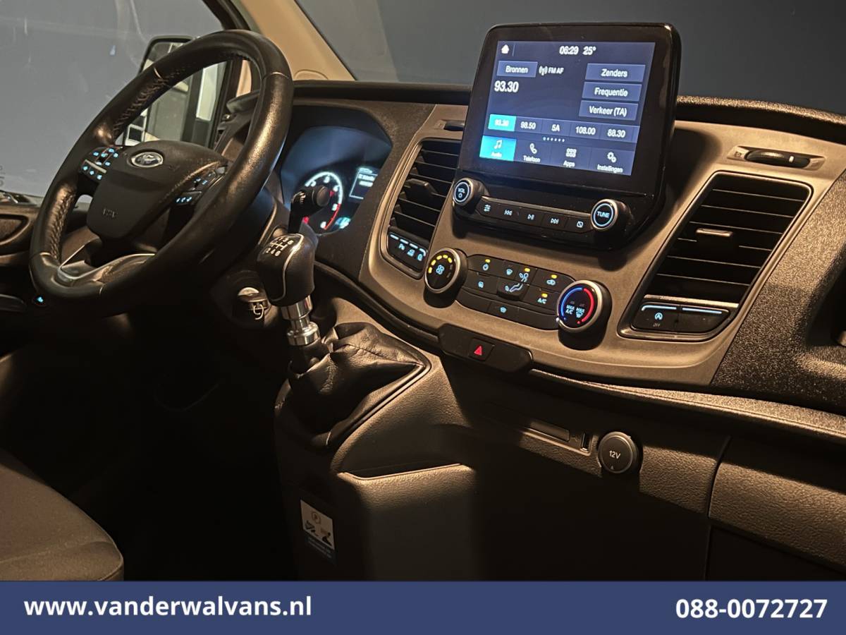 Ford Transit Custom Ford Transit Custom 2.0 TDCI L2H1 Euro6 Airco | Camera | 2800kg trekvermogen | Apple Carplay | Cruisecontrol | LED | Parkeersensoren Android Auto, Verwarmde voorruit, Bijrijdersbank