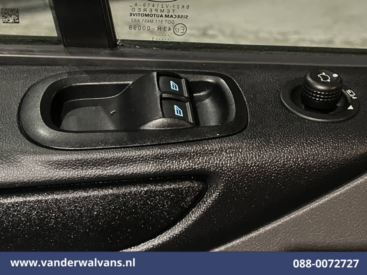 Ford Transit Custom Ford Transit Custom 2.0 TDCI L2H1 Euro6 Airco | Camera | 2800kg trekvermogen | Apple Carplay | Cruisecontrol | LED | Parkeersensoren Android Auto, Verwarmde voorruit, Bijrijdersbank