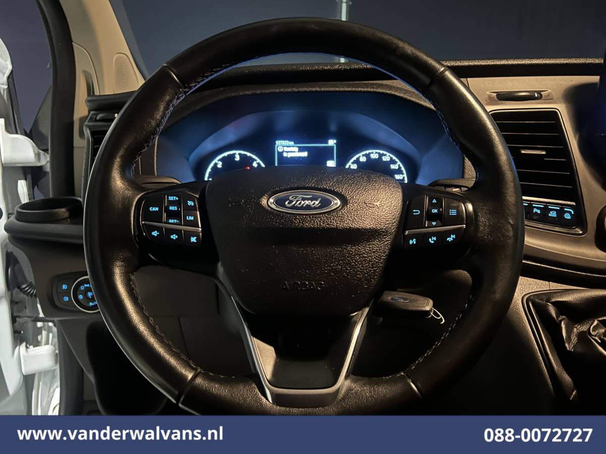 Ford Transit Custom Ford Transit Custom 2.0 TDCI L2H1 Euro6 Airco | Camera | 2800kg trekvermogen | Apple Carplay | Cruisecontrol | LED | Parkeersensoren Android Auto, Verwarmde voorruit, Bijrijdersbank