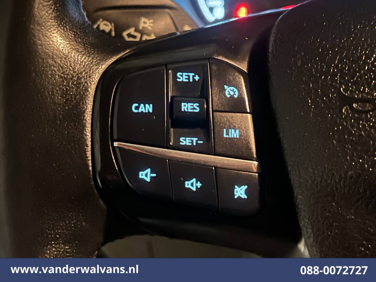 Ford Transit Custom Ford Transit Custom 2.0 TDCI L2H1 Euro6 Airco | Camera | 2800kg trekvermogen | Apple Carplay | Cruisecontrol | LED | Parkeersensoren Android Auto, Verwarmde voorruit, Bijrijdersbank