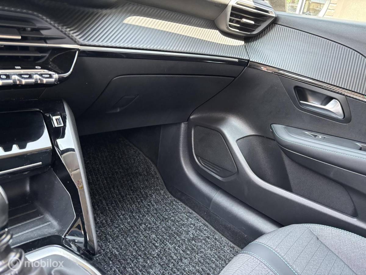 Peugeot 208 Peugeot 208 1.2 PureTech 100 Allure Pack navigatie en carplay Led koplampen cruise control Led koplampen