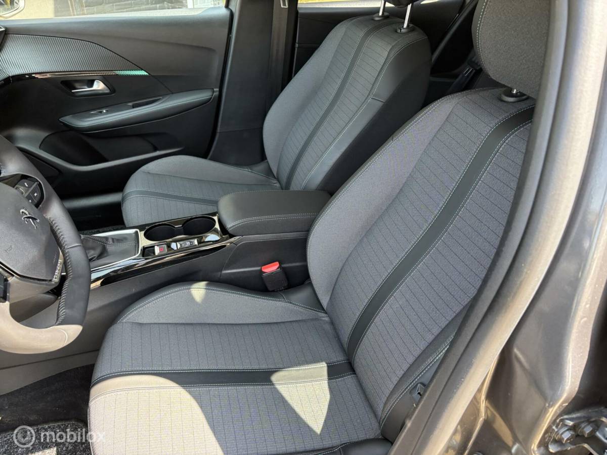 Peugeot 208 Peugeot 208 1.2 PureTech 100 Allure Pack navigatie en carplay Led koplampen cruise control Led koplampen