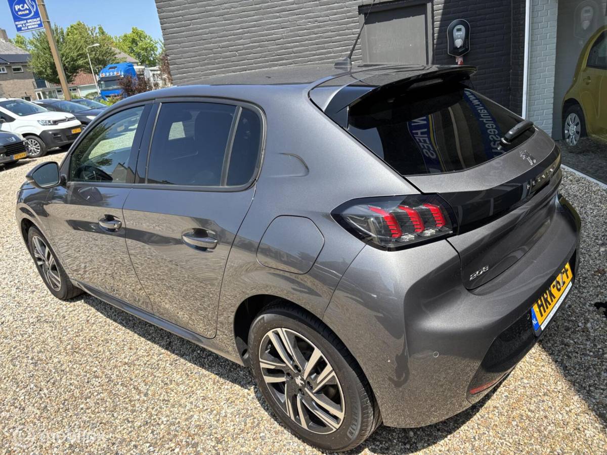 Peugeot 208 Peugeot 208 1.2 PureTech 100 Allure Pack navigatie en carplay Led koplampen cruise control Led koplampen
