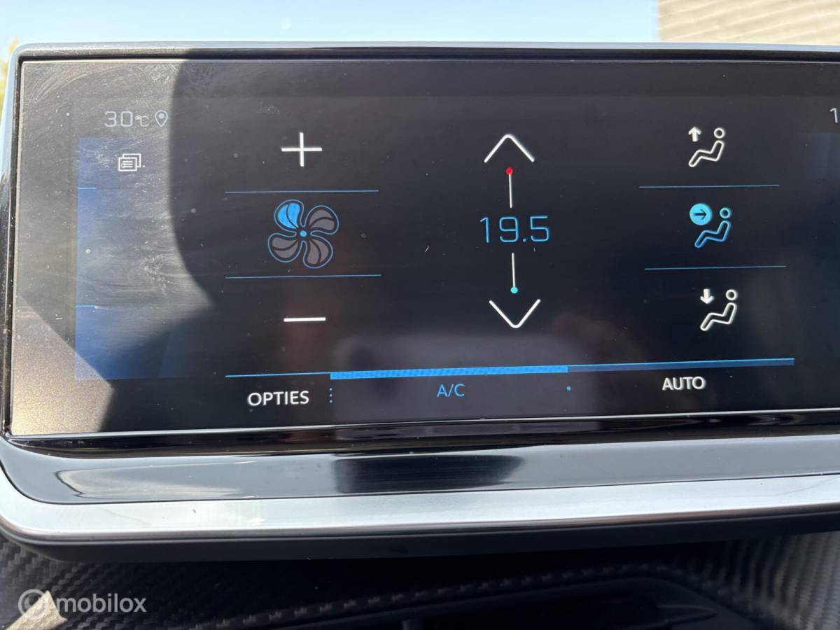 Peugeot 208 Peugeot 208 1.2 PureTech 100 Allure Pack navigatie en carplay Led koplampen cruise control Led koplampen